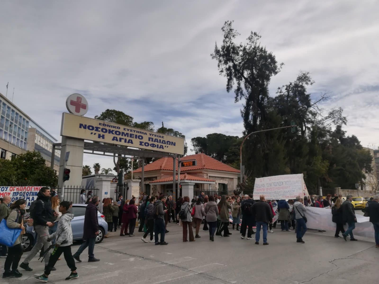 Ανταπόκριση από τη σημερινή συγκέντρωση έξω απο το Νοσοκομείο Παίδων «Αγία Σοφία» και την πορεία που ακολούθησε