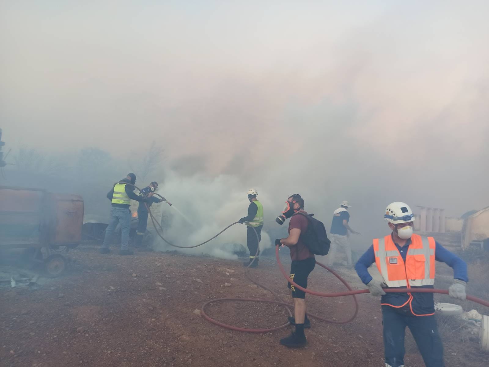 Εκτός ελέγχου οι πυρκαγιές που έχουν ξεσπάσει σε Σαρωνίδα