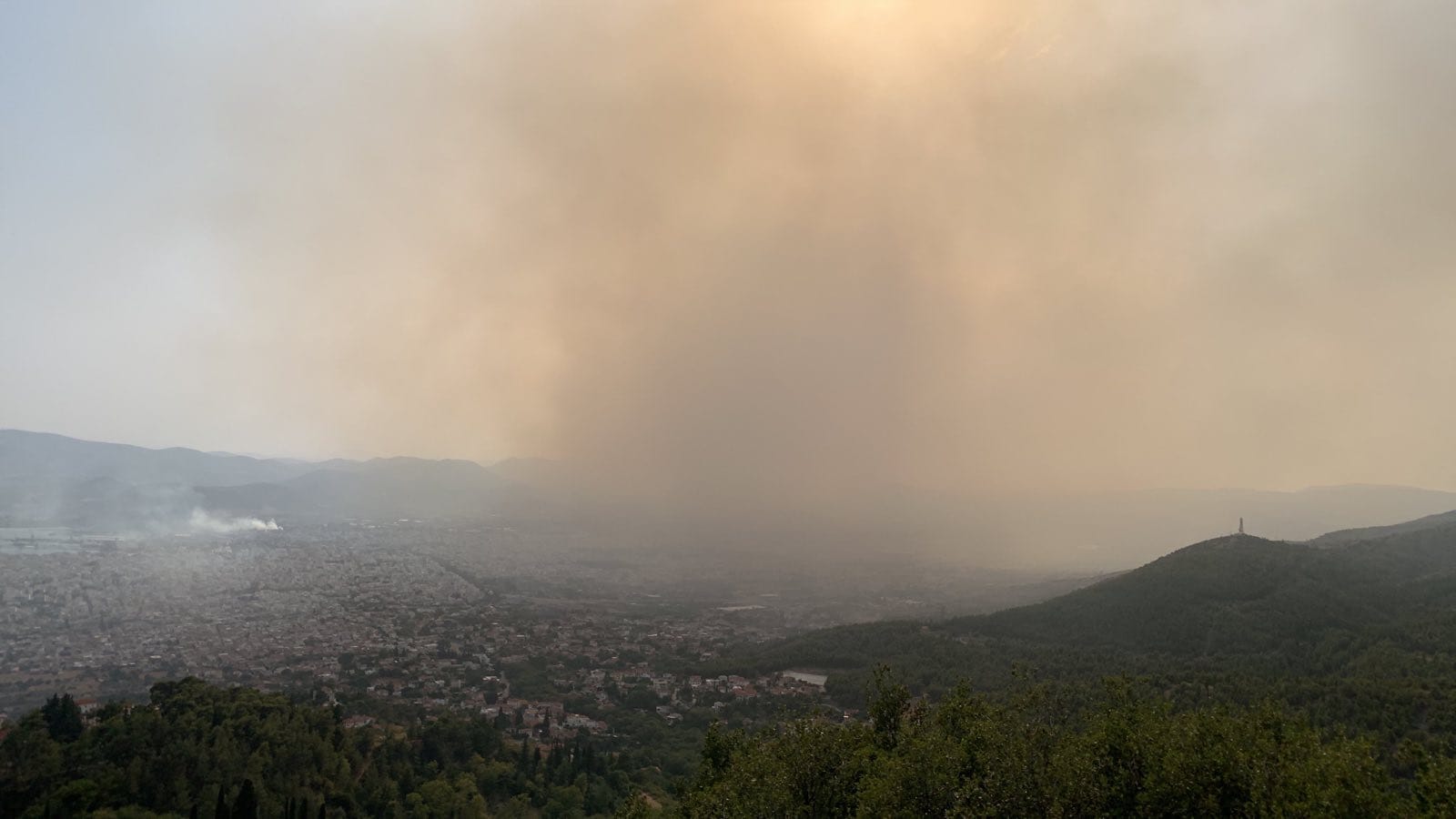 Οι πυκαγιές εξαπλώνονται: Κάτοικοι και αλληλέγγυοι οχυώνουν το Σέσκλο