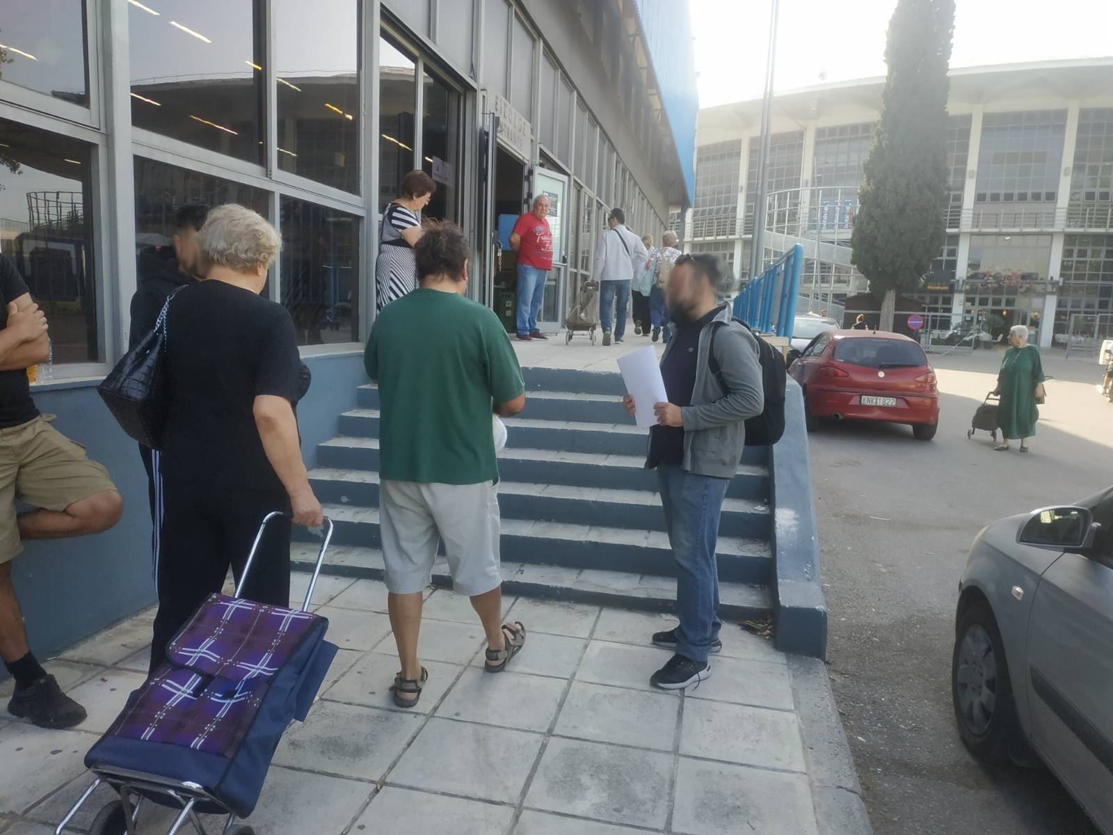 Δεύτερη παρέμβαση ενάντια στην ακρίβεια κατά τη διάρκεια διανομής τροφίμων σε δικαιούχους του ΚΕΑ | Θεσσαλονίκη