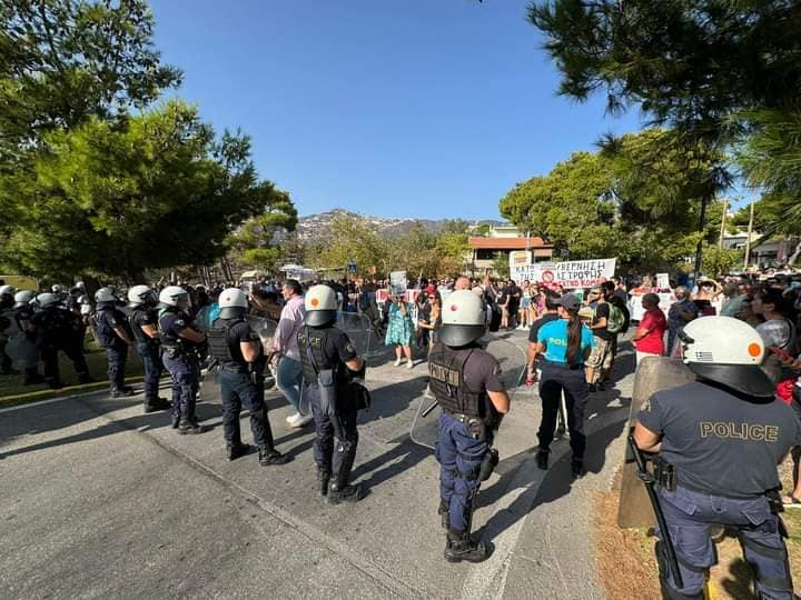 Συγκέντρωση κατοίκων ενάντια στην άφιξη του Κ.Μητσοτάκη στα καμένα της Πεντέλης, χθες Τρίτη 20/8