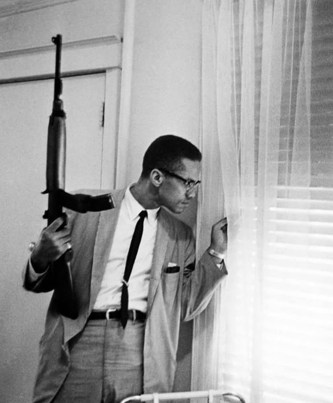 Σαν σήμερα γεννιέται ο Malcolm X: Η φωνή που τρόμαξε την «λευκή» Αμερική