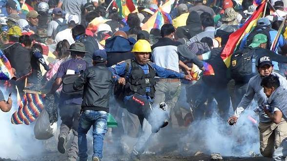 Εξέγερση στην Βολιβία. Ο λαός εξεγείρεται και συγκρούεται με την αστική δεξιά κυβέρνηση Πας και την επίθεση κεφαλαίου-ιμπεριαλισμού.